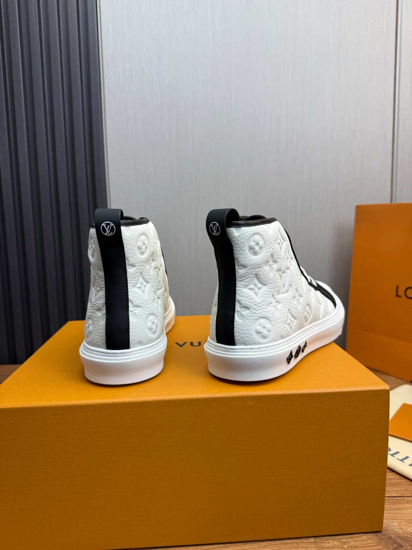 Men's shoes 💰840💰 LOUIS VUITTON [Luden Yiwei] The new trendy Lv is on the market 🎁, casual and fashionable men's shoes 👟 1:1 shipment ⬆️The upper is made of imported cowhide + cowhide mesh lining, the original wear-resistant rubber outsole, the version is simple and elegant, exclusive for trendy men. 38-45 (38.45 is non-refundable if made to order)